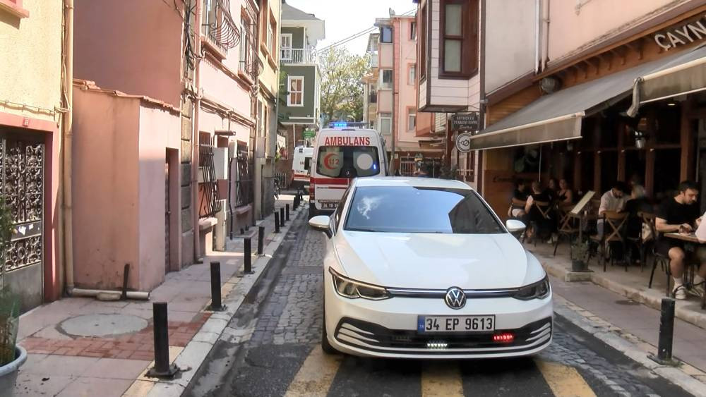 Beşiktaş’ta üçüncü katta yangın paniği