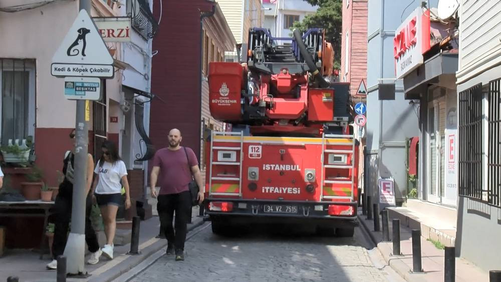 Beşiktaş’ta üçüncü katta yangın paniği