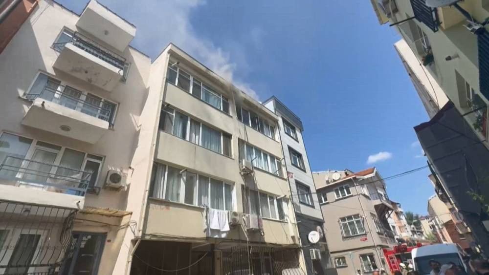 Beşiktaş’ta üçüncü katta yangın paniği