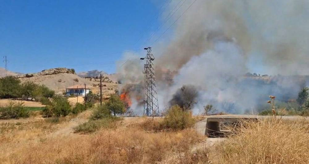 Elektrik direği patladı! Yangın çıktı! Köyüler söndürmek için seferber oldu
