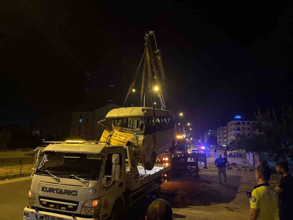 Iğdır’da yolcu minibüsü bahçe duvarında asılı kaldı! Mahalleli alarma geçti