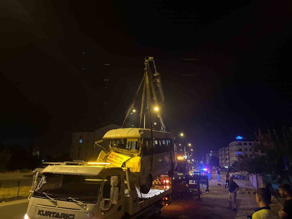 Iğdır’da yolcu minibüsü bahçe duvarında asılı kaldı! Mahalleli alarma geçti