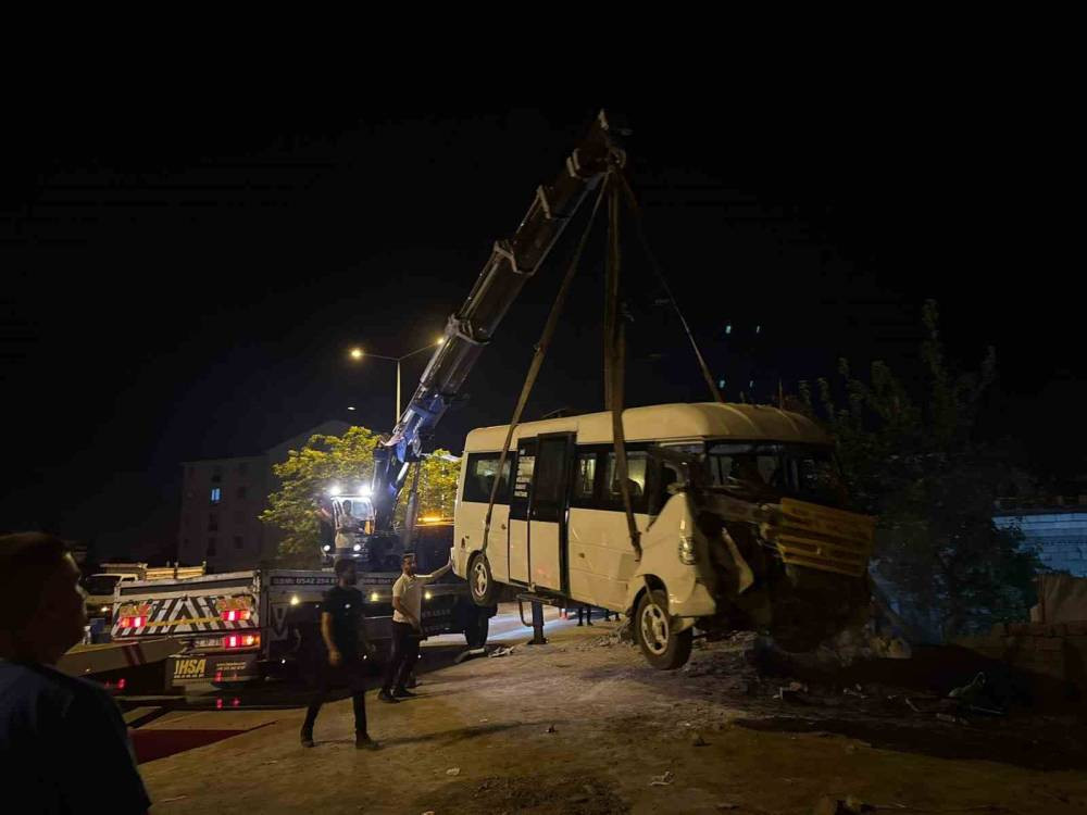 Iğdır’da yolcu minibüsü bahçe duvarında asılı kaldı! Mahalleli alarma geçti