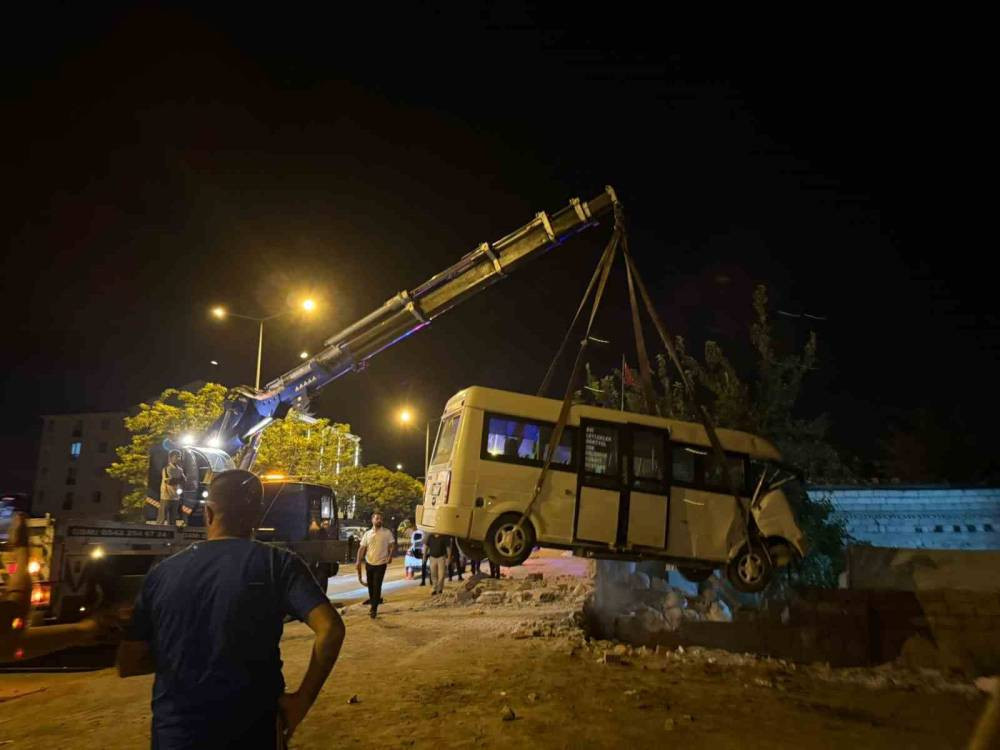 Iğdır’da yolcu minibüsü bahçe duvarında asılı kaldı! Mahalleli alarma geçti