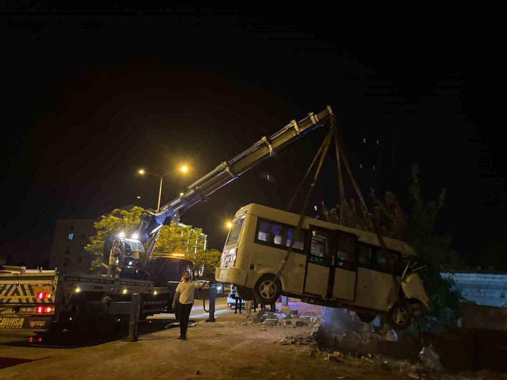 Iğdır’da yolcu minibüsü bahçe duvarında asılı kaldı! Mahalleli alarma geçti