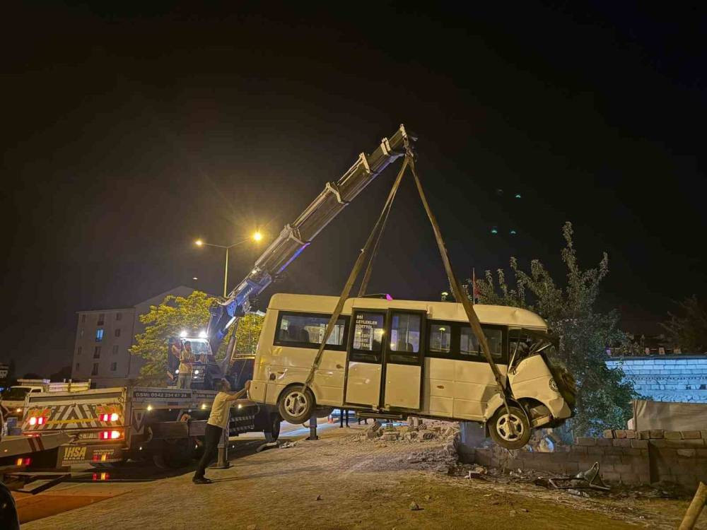Iğdır’da yolcu minibüsü bahçe duvarında asılı kaldı! Mahalleli alarma geçti