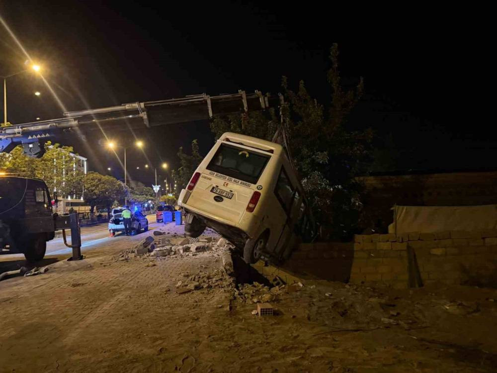 Iğdır’da yolcu minibüsü bahçe duvarında asılı kaldı! Mahalleli alarma geçti