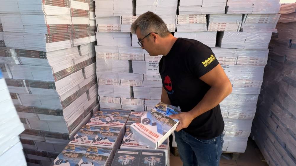 Tırlara yüklendi! 3 milyon öğrenciye 29 milyon ücretsiz kitap: Ara tatil ve yaz tatili tarihleri belli oldu