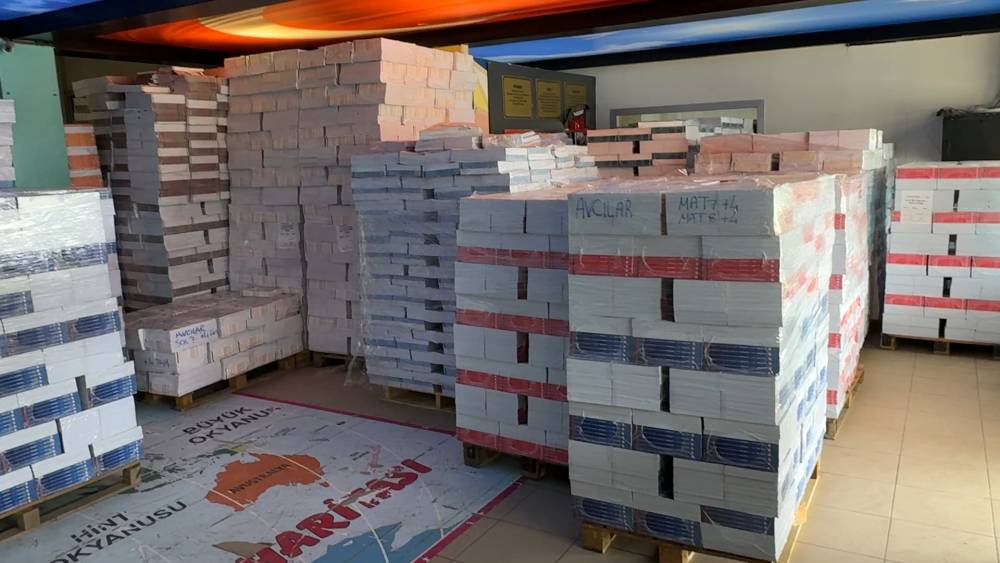 Tırlara yüklendi! 3 milyon öğrenciye 29 milyon ücretsiz kitap: Ara tatil ve yaz tatili tarihleri belli oldu