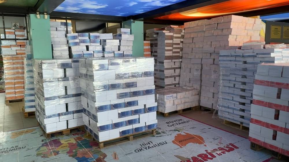 Tırlara yüklendi! 3 milyon öğrenciye 29 milyon ücretsiz kitap: Ara tatil ve yaz tatili tarihleri belli oldu