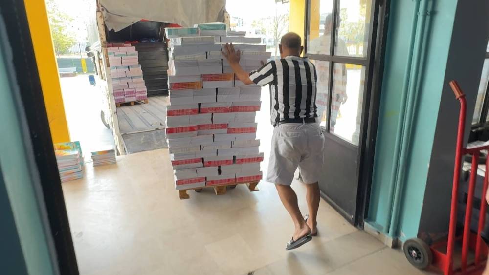 Tırlara yüklendi! 3 milyon öğrenciye 29 milyon ücretsiz kitap: Ara tatil ve yaz tatili tarihleri belli oldu