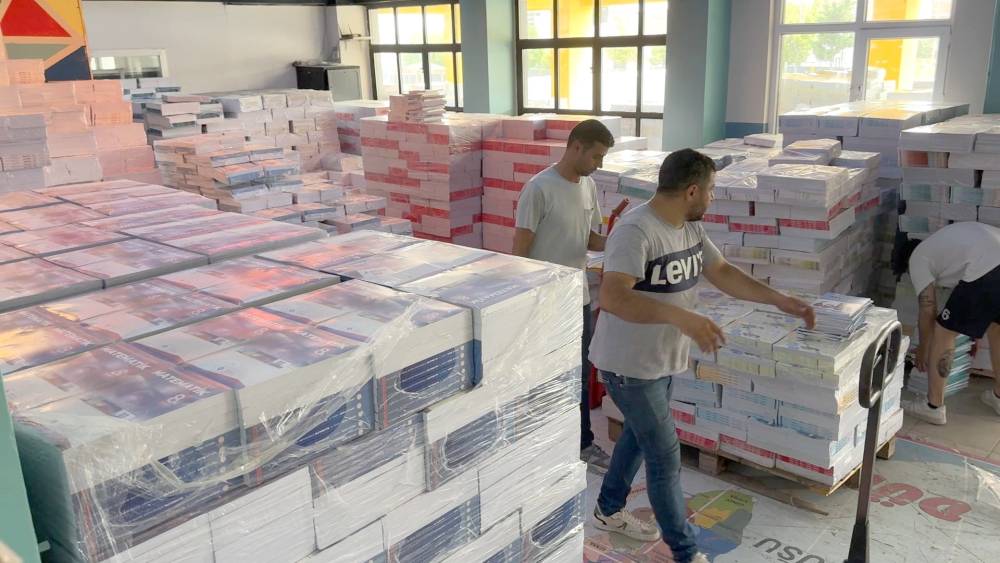 Tırlara yüklendi! 3 milyon öğrenciye 29 milyon ücretsiz kitap: Ara tatil ve yaz tatili tarihleri belli oldu