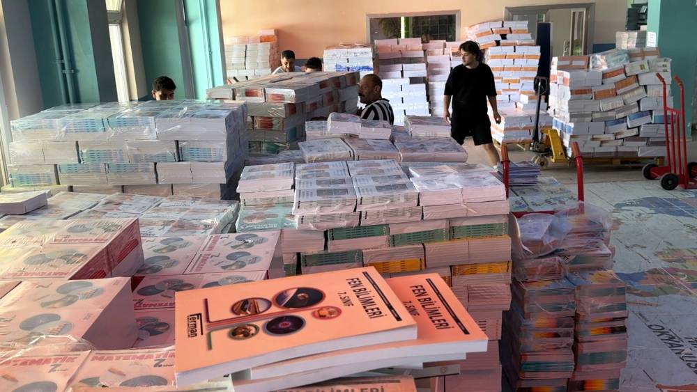 Tırlara yüklendi! 3 milyon öğrenciye 29 milyon ücretsiz kitap: Ara tatil ve yaz tatili tarihleri belli oldu
