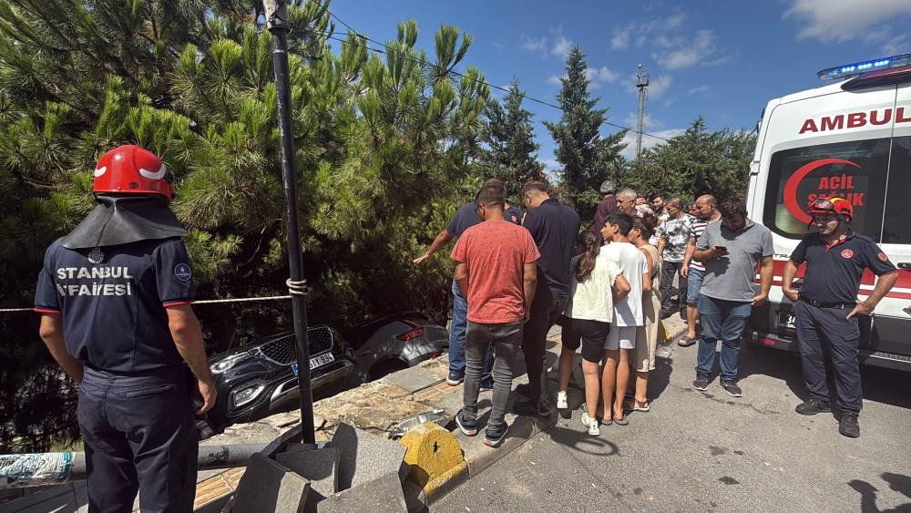 İstanbul göbeğinde yaşandı! Fren yerine gaza bastı: Kadın sürücü ağaçlık alana uçtu