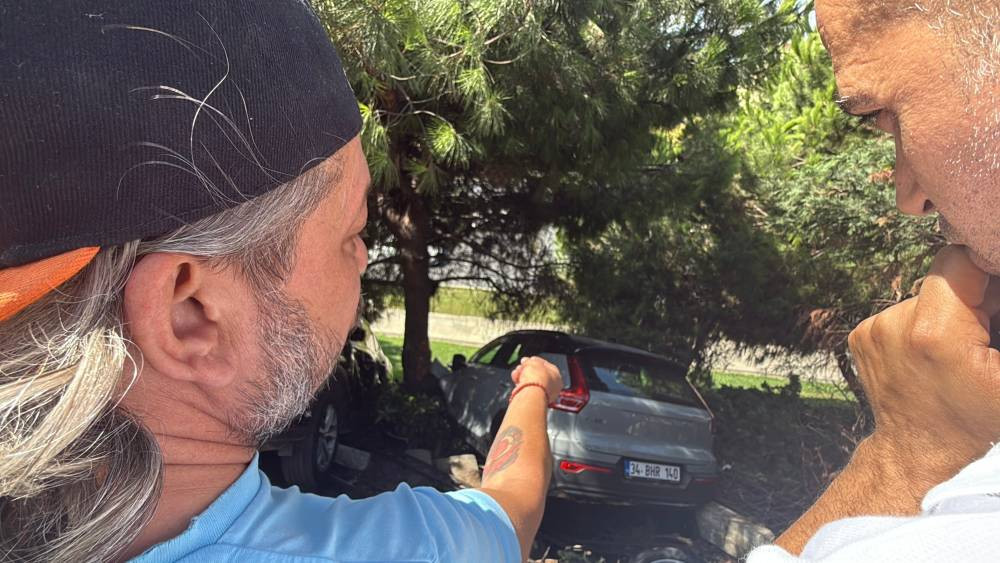 İstanbul göbeğinde yaşandı! Fren yerine gaza bastı: Kadın sürücü ağaçlık alana uçtu