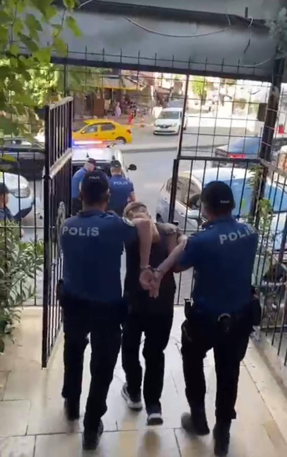 İzmir’de trafik polisine şok saldırı! Görüntüler kan dondurdu