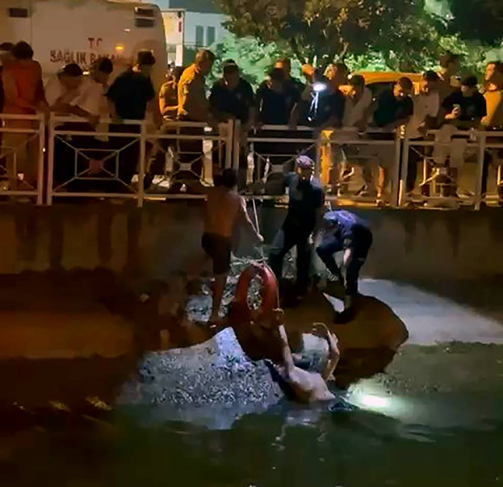 Polisten kaçarken canından oluyordu! Ölümle burun buruna geldi! Sulama kanalında nefes kesen kurtarma