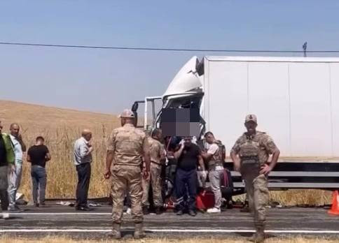 Silvan’da TIR faciası! Şoför araçta sıkıştı