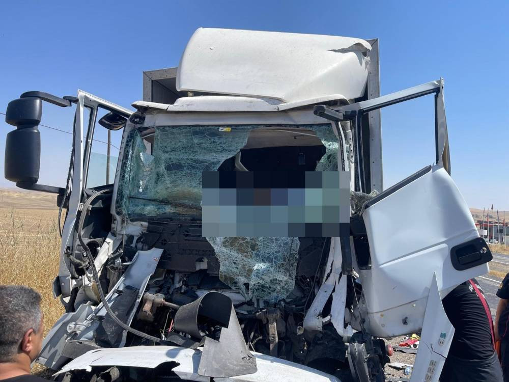 Silvan’da TIR faciası! Şoför araçta sıkıştı