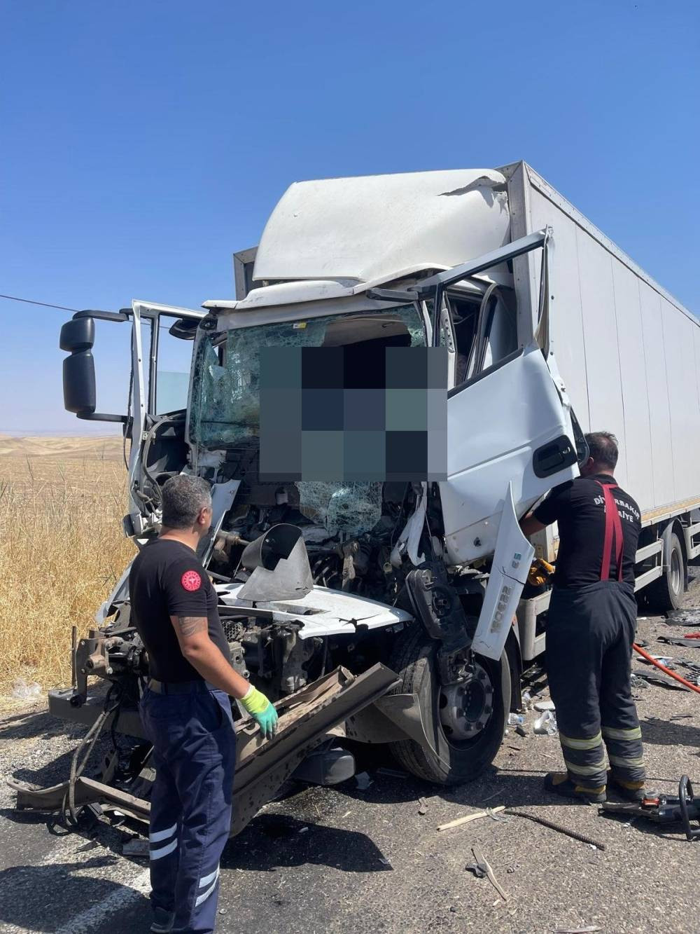 Silvan’da TIR faciası! Şoför araçta sıkıştı