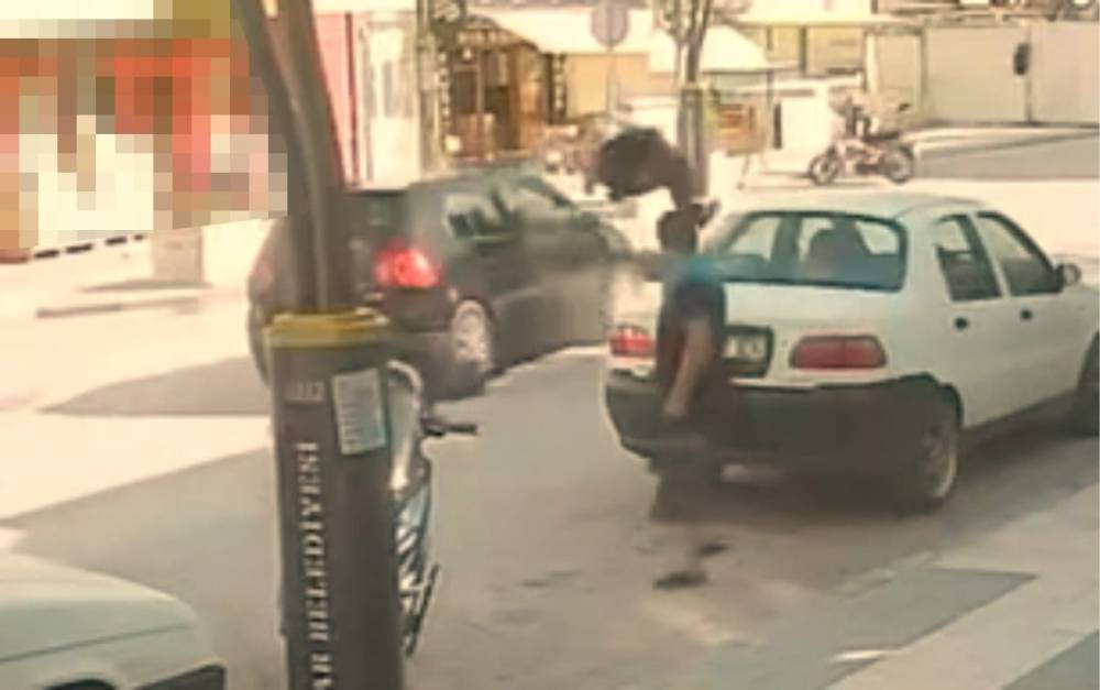 Yola atlaması ile birlikte havaya savruldu