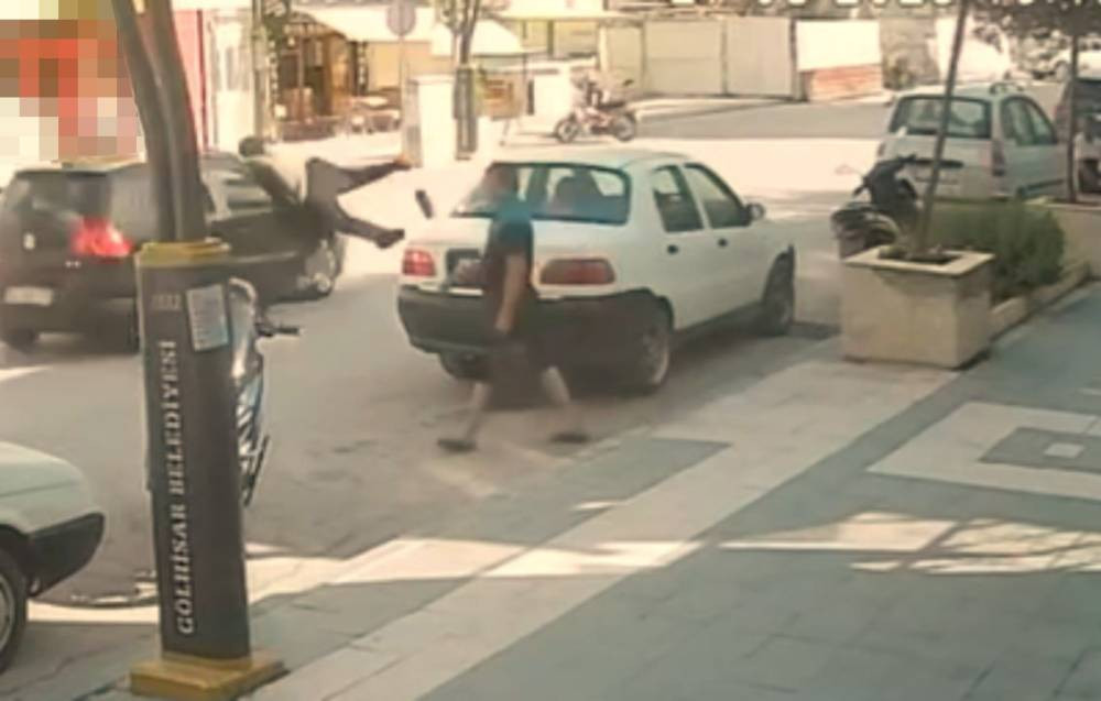 Yola atlaması ile birlikte havaya savruldu