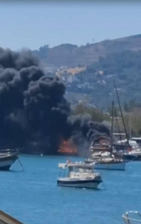 Urla Limanı alevlere teslim oldu! Siyah dumanlar gökyüzünü kapladı: Görüntüler endişe yarattı
