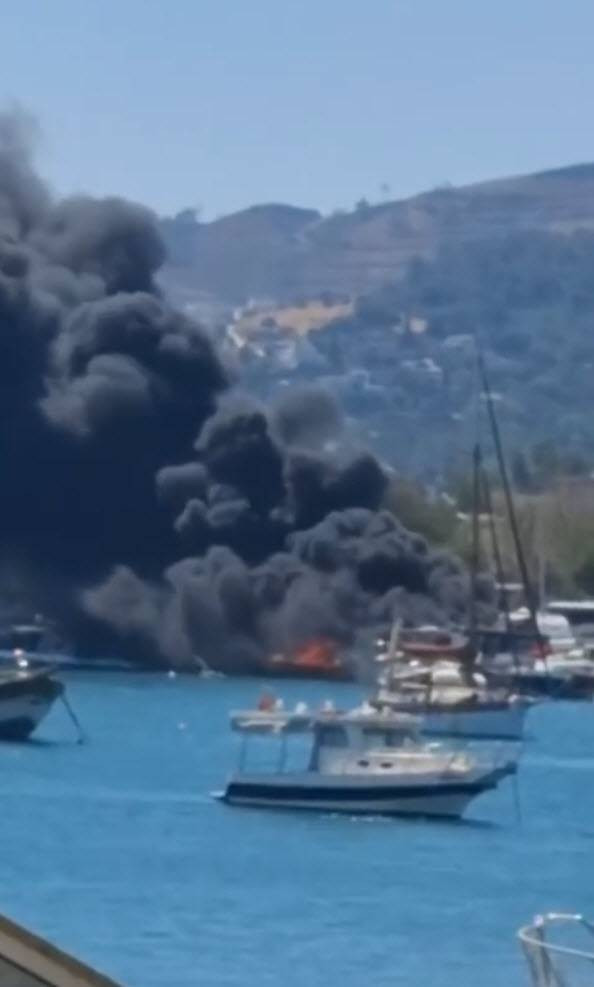 Urla Limanı alevlere teslim oldu! Siyah dumanlar gökyüzünü kapladı: Görüntüler endişe yarattı