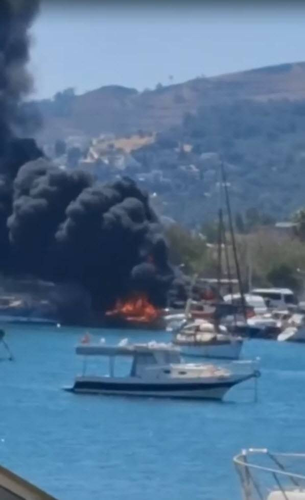Urla Limanı alevlere teslim oldu! Siyah dumanlar gökyüzünü kapladı: Görüntüler endişe yarattı