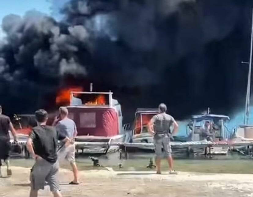 Urla Limanı alevlere teslim oldu! Siyah dumanlar gökyüzünü kapladı: Görüntüler endişe yarattı