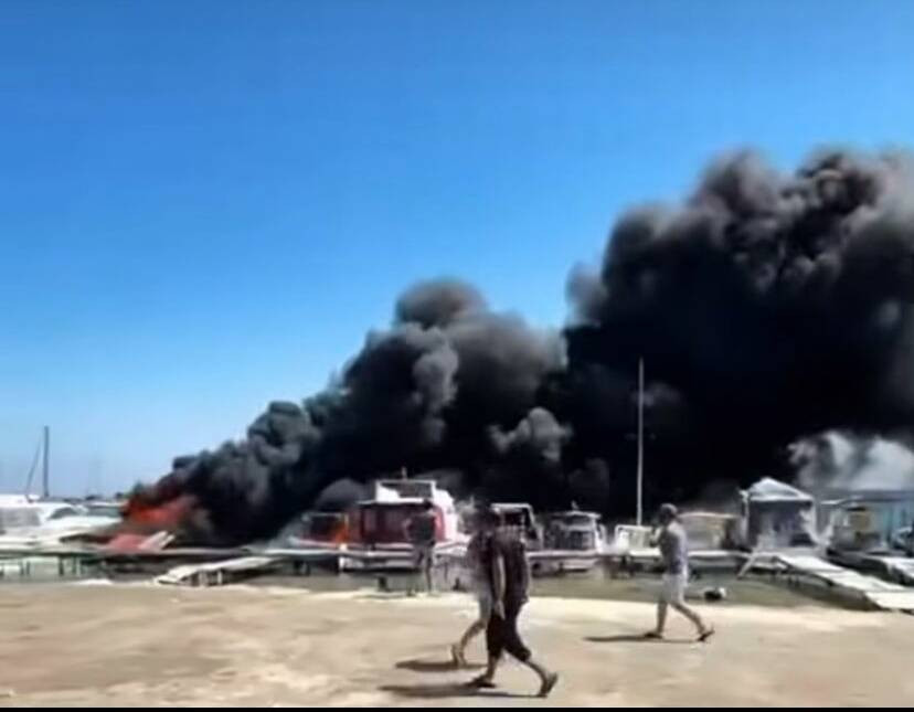 Urla Limanı alevlere teslim oldu! Siyah dumanlar gökyüzünü kapladı: Görüntüler endişe yarattı