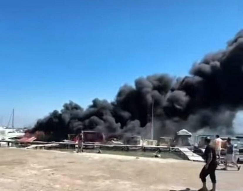 Urla Limanı alevlere teslim oldu! Siyah dumanlar gökyüzünü kapladı: Görüntüler endişe yarattı