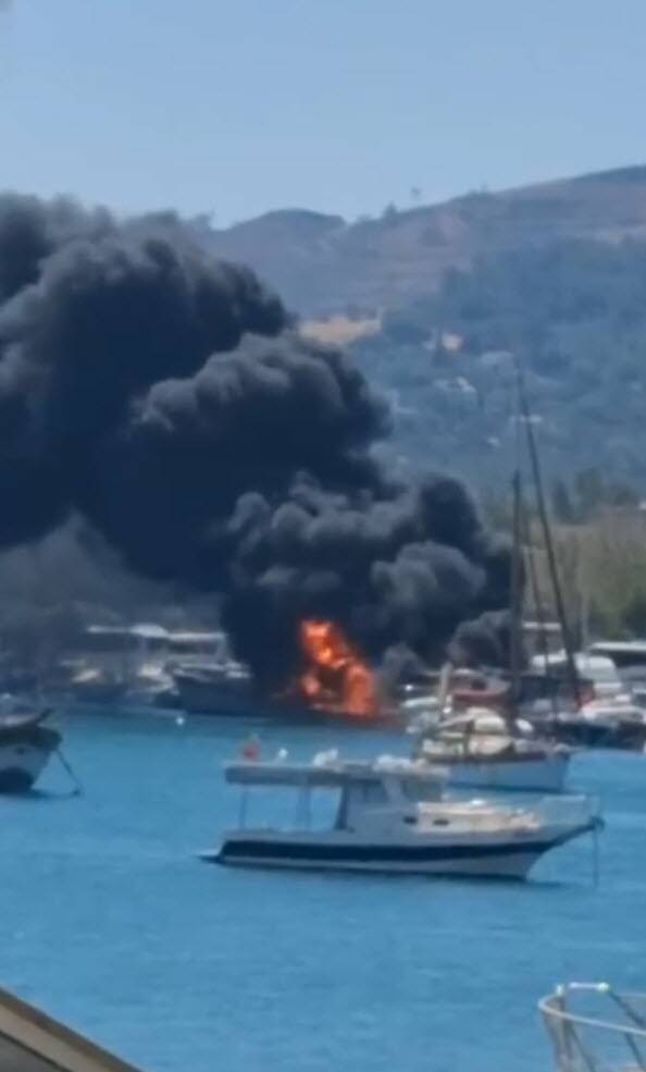 Urla Limanı alevlere teslim oldu! Siyah dumanlar gökyüzünü kapladı: Görüntüler endişe yarattı