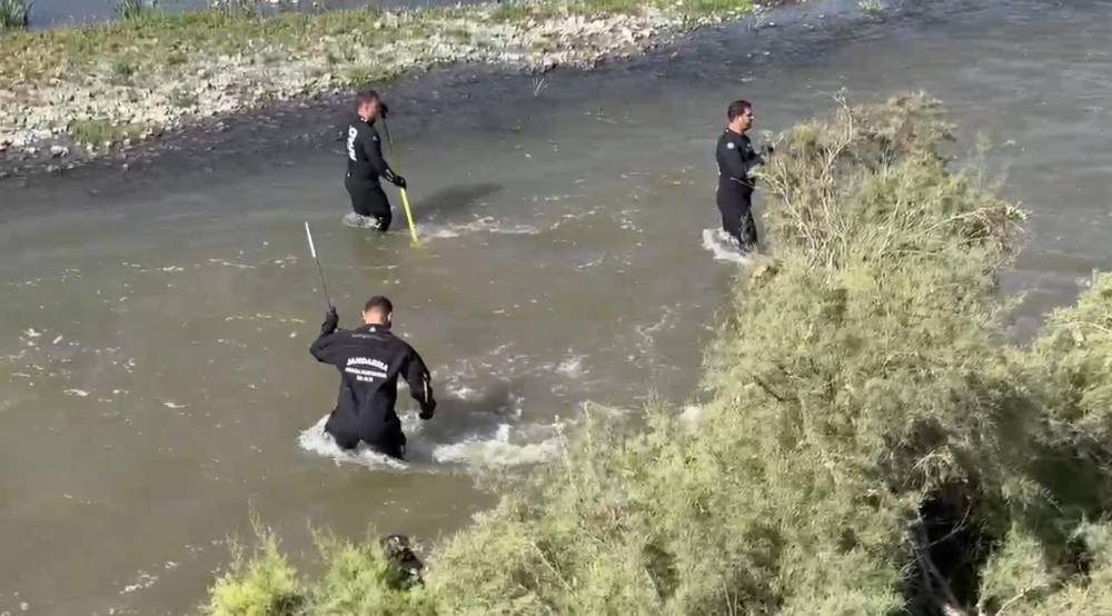 Otomobil nehre uçtu! Dalgıçlar kayıp yolcuyu arıyor