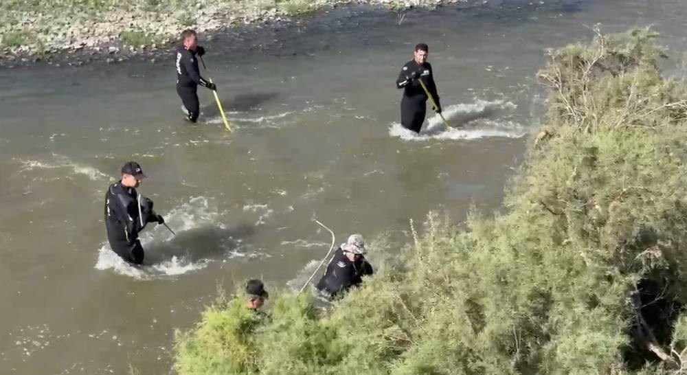 Otomobil nehre uçtu! Dalgıçlar kayıp yolcuyu arıyor