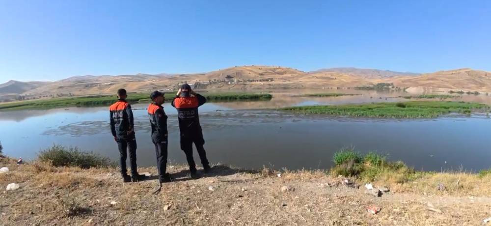 Otomobil nehre uçtu! Dalgıçlar kayıp yolcuyu arıyor