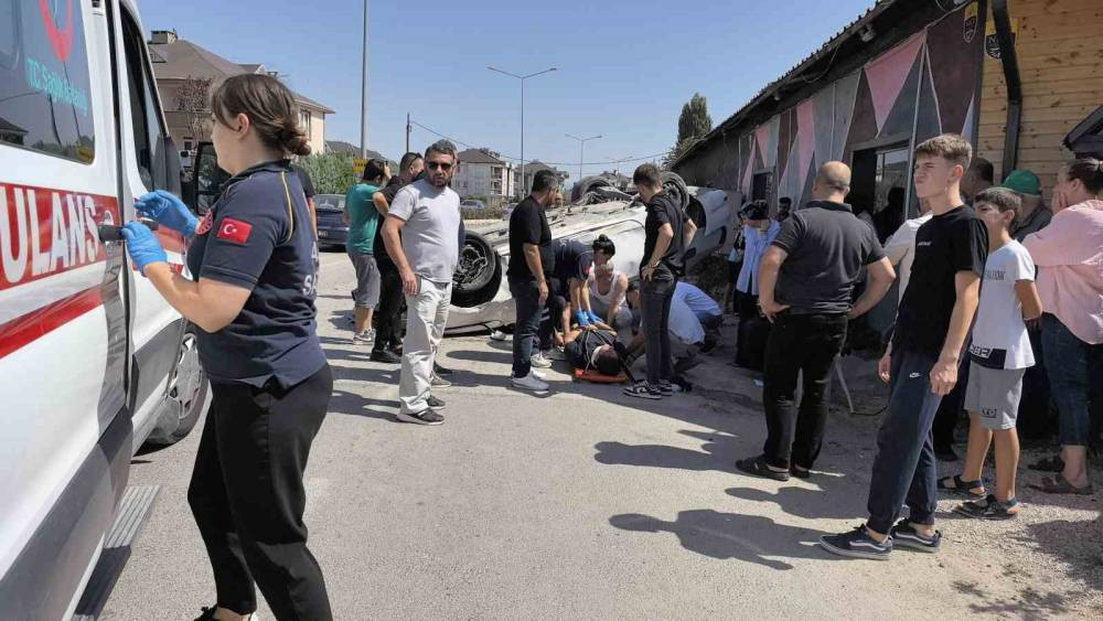 Karşı yola uçan araç yürekleri ağza getirdi