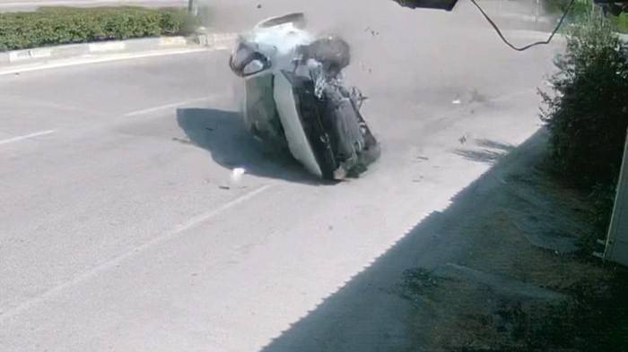 Karşı yola uçan araç yürekleri ağza getirdi