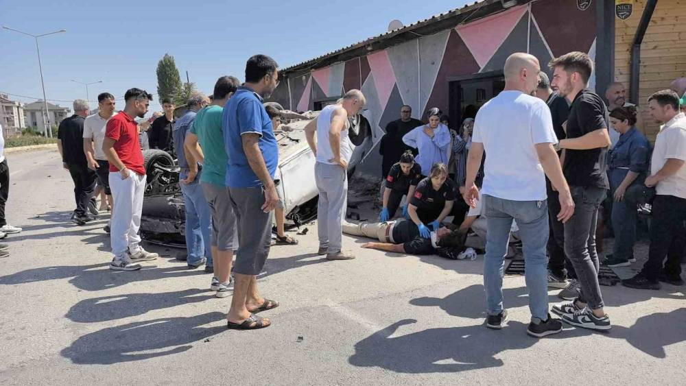 Karşı yola uçan araç yürekleri ağza getirdi