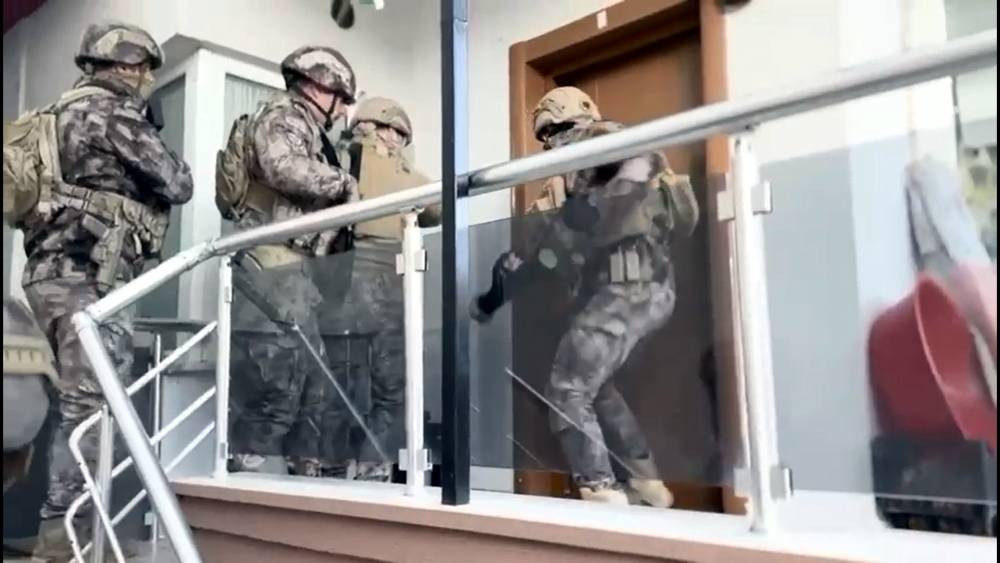 Bağ evine operasyon! Firari olarak aranıyorlardı