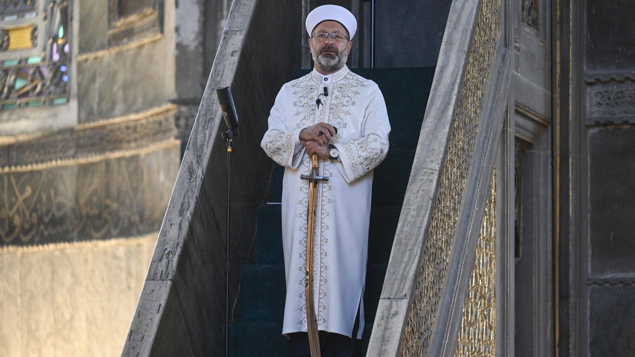 diyanet-isleri-baskani-ali-erbas-elinde-kilicla-filistin-hutbesi-verdi.jpg