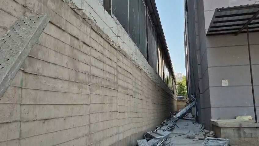 Elazığ’da iskele çöktü: 2 işçi yaralı