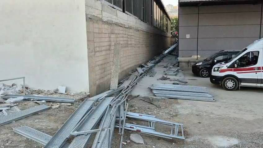 Elazığ’da iskele çöktü: 2 işçi yaralı