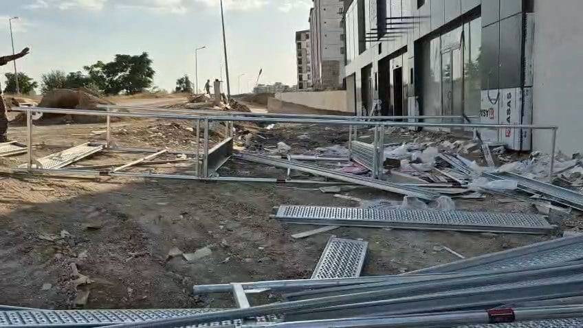 Elazığ’da iskele çöktü: 2 işçi yaralı