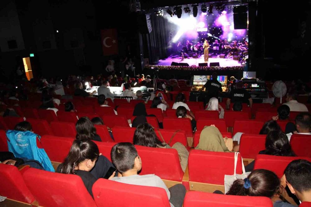 Genç yetenekler Van’da sahneyi salladı!