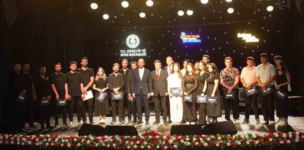 Genç yetenekler Van’da sahneyi salladı!