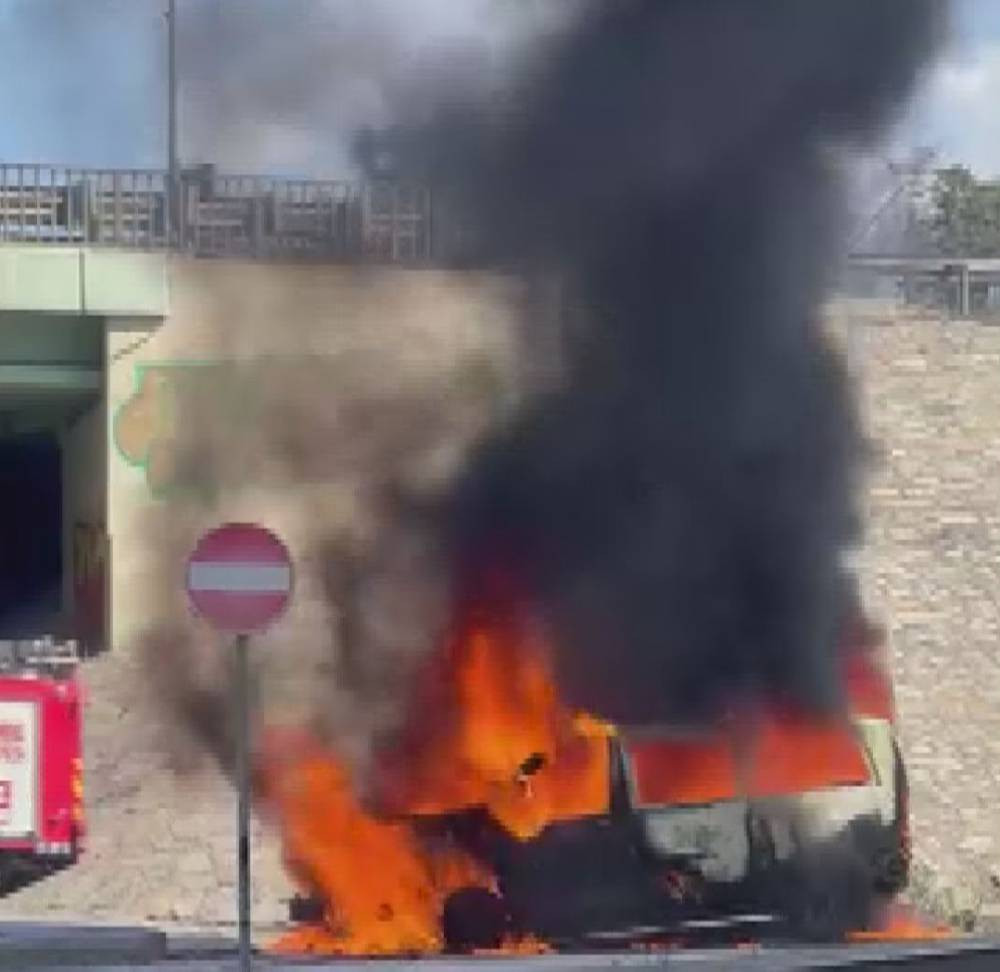 İstanbul D-100’de alev topu! Minibüs cayır cayır yandı