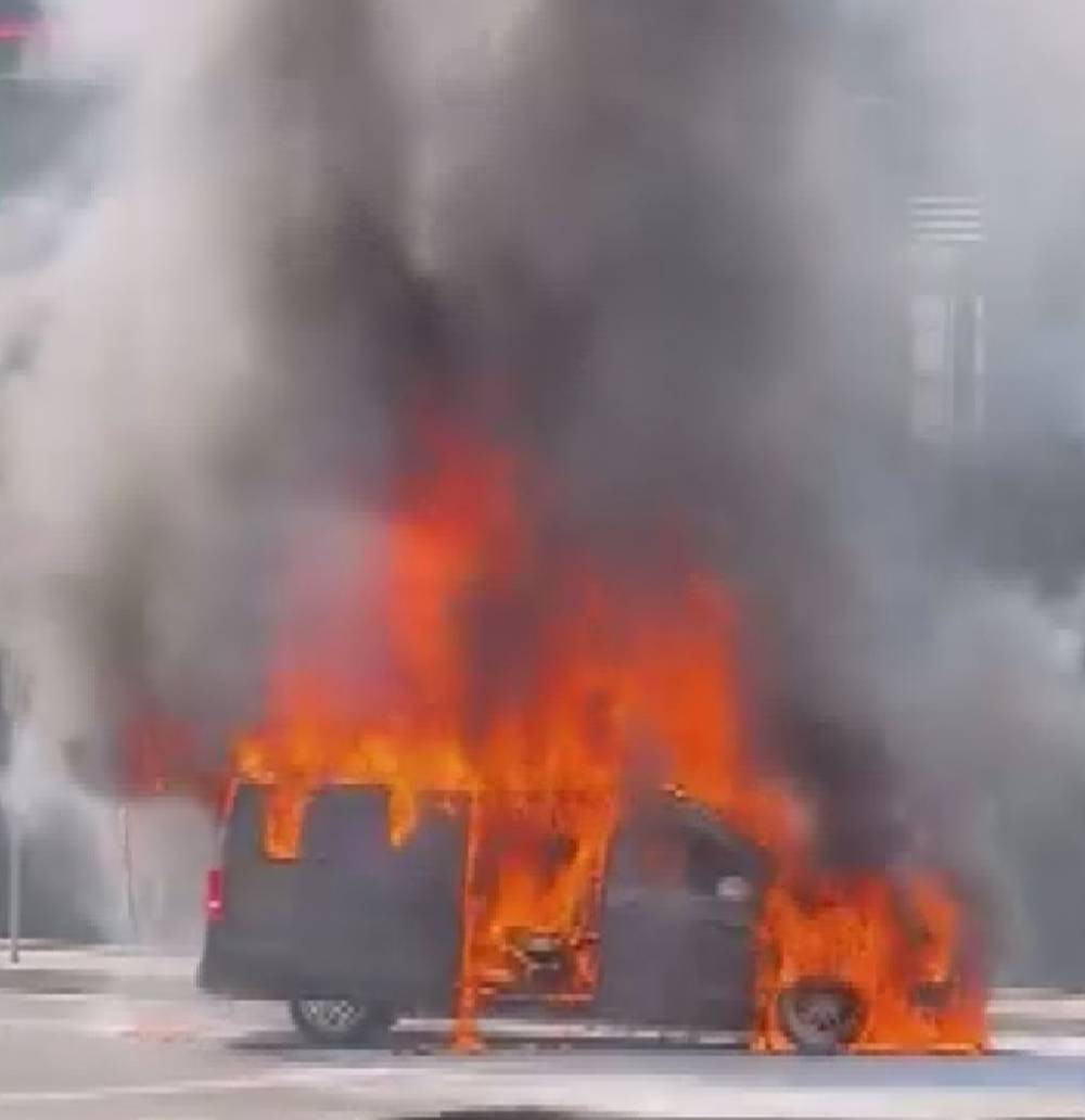 İstanbul D-100’de alev topu! Minibüs cayır cayır yandı