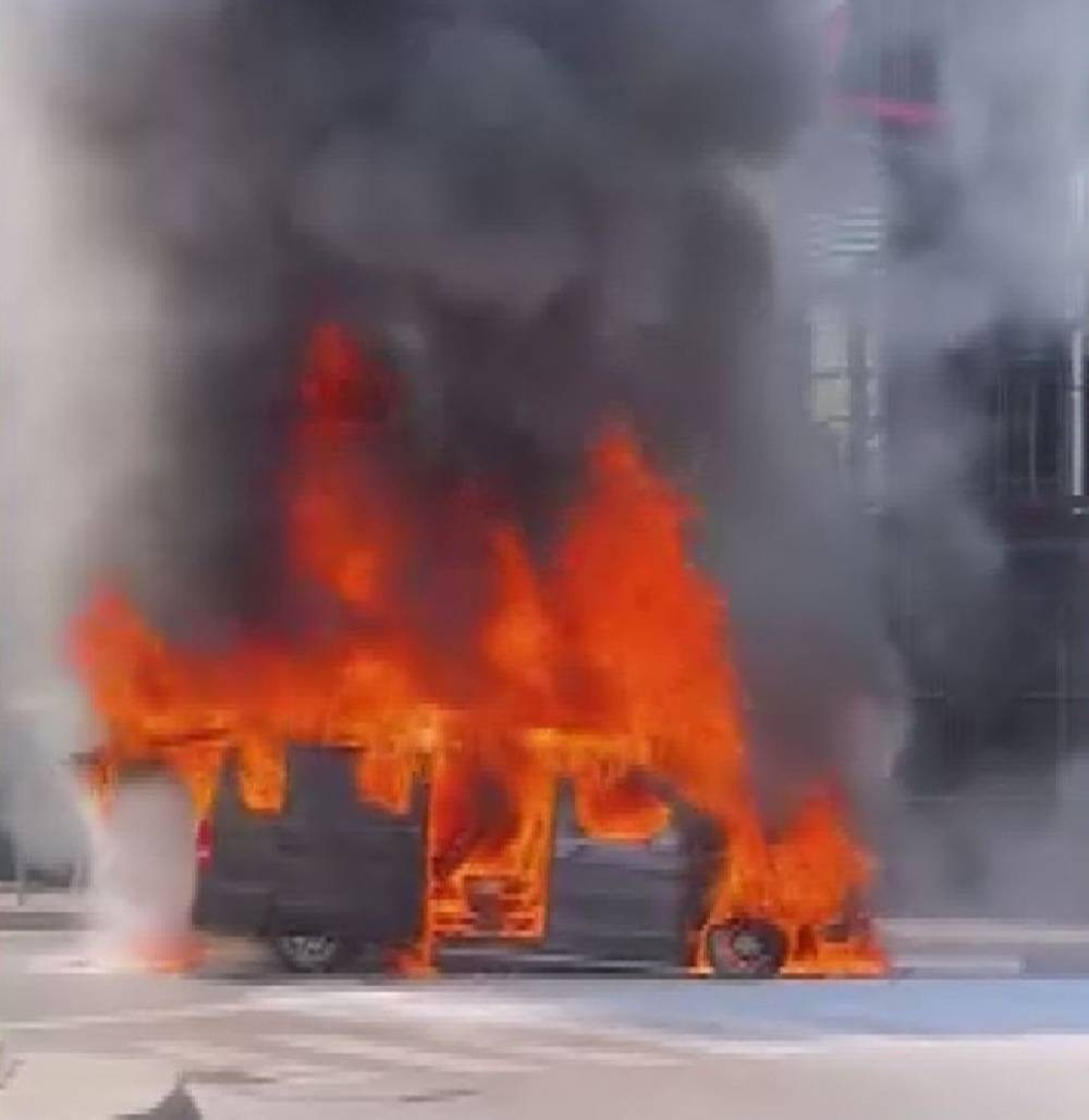 İstanbul D-100’de alev topu! Minibüs cayır cayır yandı