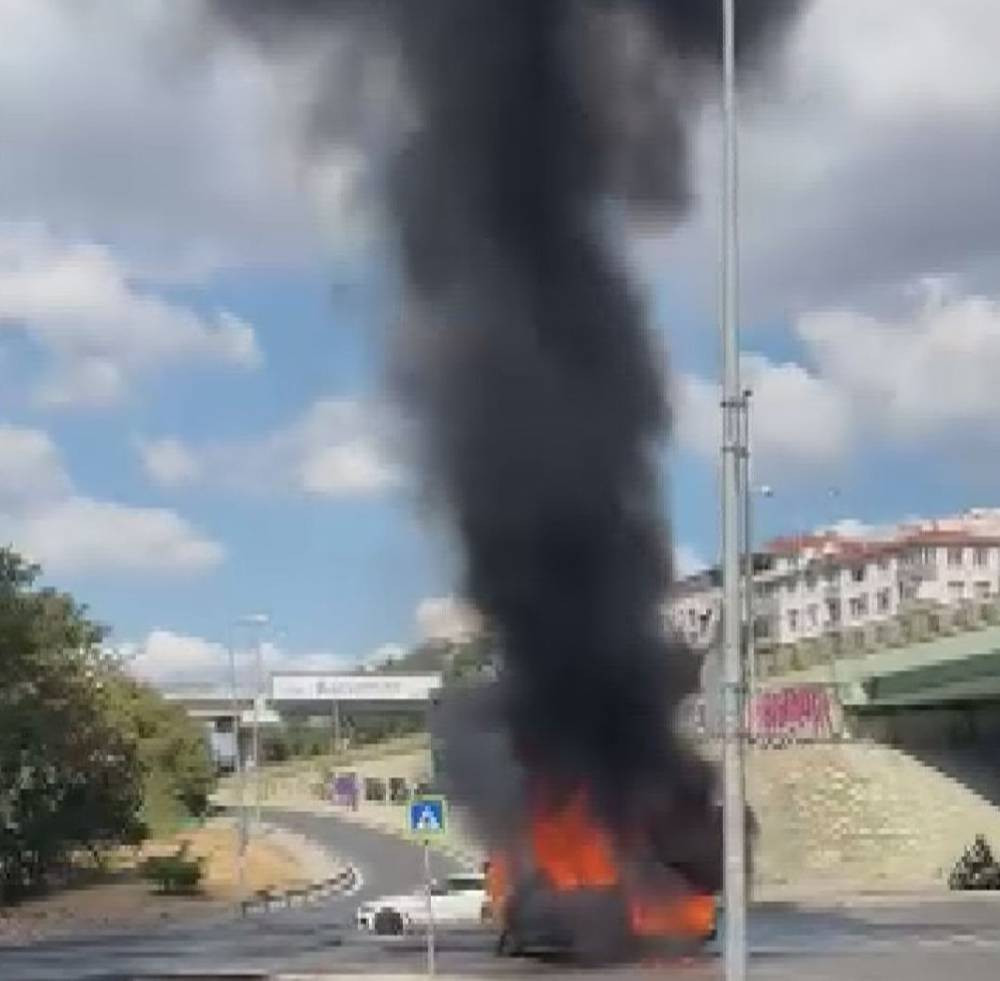 İstanbul D-100’de alev topu! Minibüs cayır cayır yandı